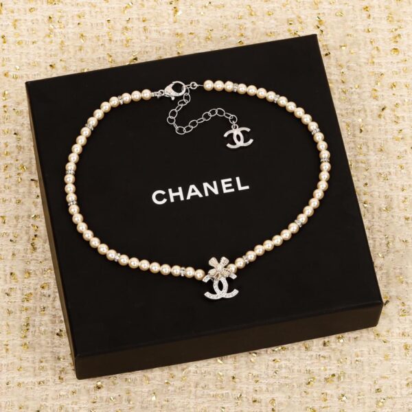 Collana Chanel con perle doppia C quadrifoglio