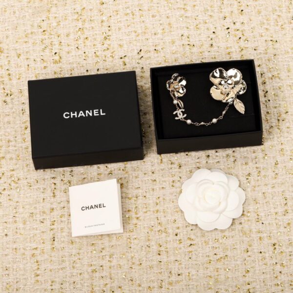 replica,repliche,fake,1:1,earrings,bracelet,ring,jewelry Spilla Chanel con camelia