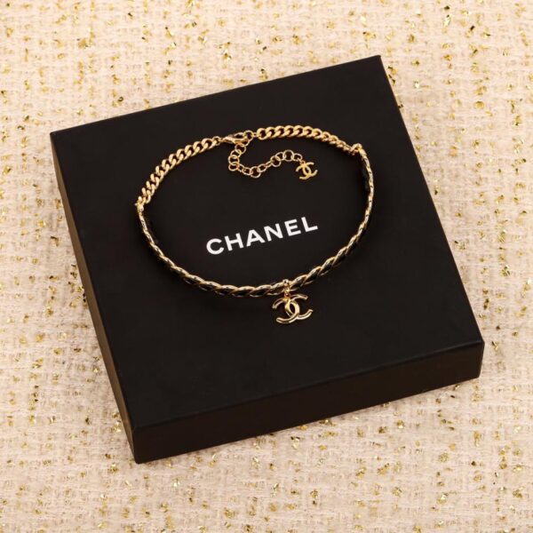replica,repliche,fake,1:1,earrings,bracelet,ring,jewelry Chanel indossa un girocollo in pelle