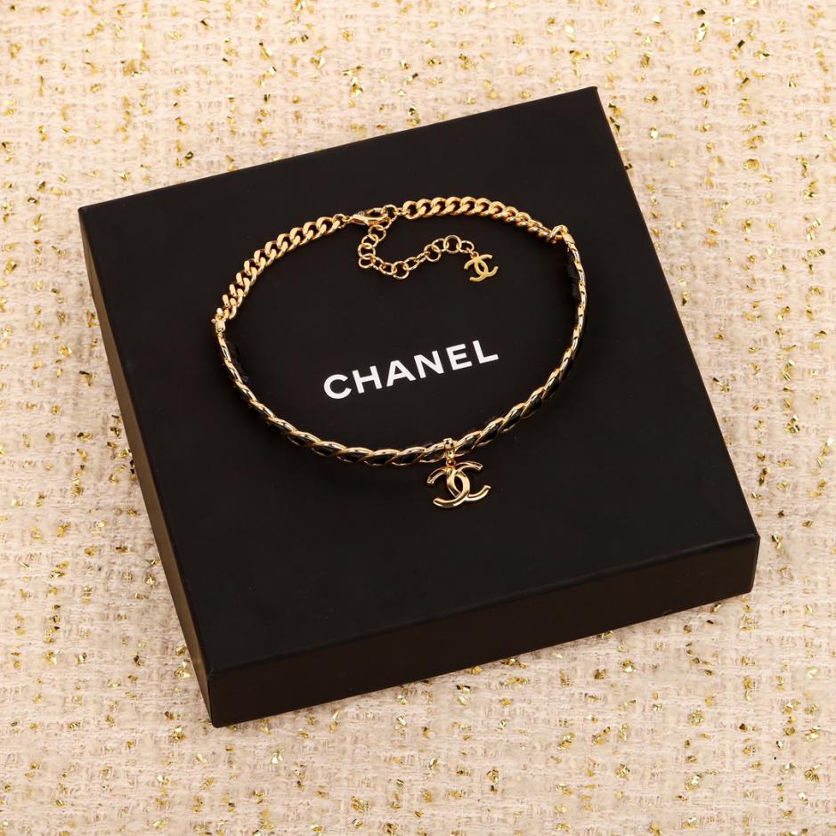 replica,repliche,fake,1:1,earrings,bracelet,ring,jewelry Chanel indossa un girocollo in pelle replica,repliche,fake,1:1,earrings,bracelet,ring,jewelry Chanel indossa un girocollo in pelle