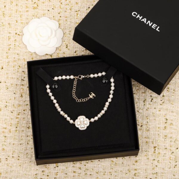 Collana Chanel con perle e diamanti quadrifoglio