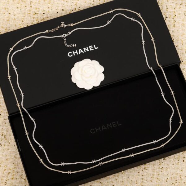 replica,repliche,fake,1:1,earrings,bracelet,ring,jewelry Maglione Chanel con catena floreale lunga in osso di serpente