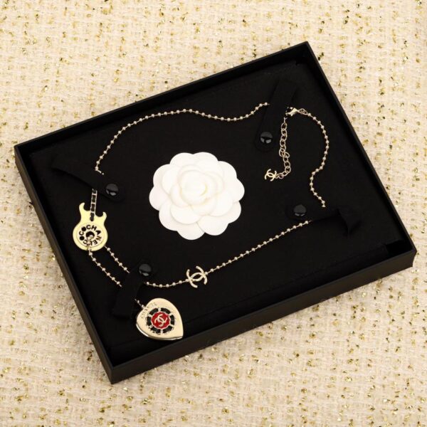 replica,repliche,fake,1:1,earrings,bracelet,ring,jewelry Collana Chanel per chitarra verde avocado