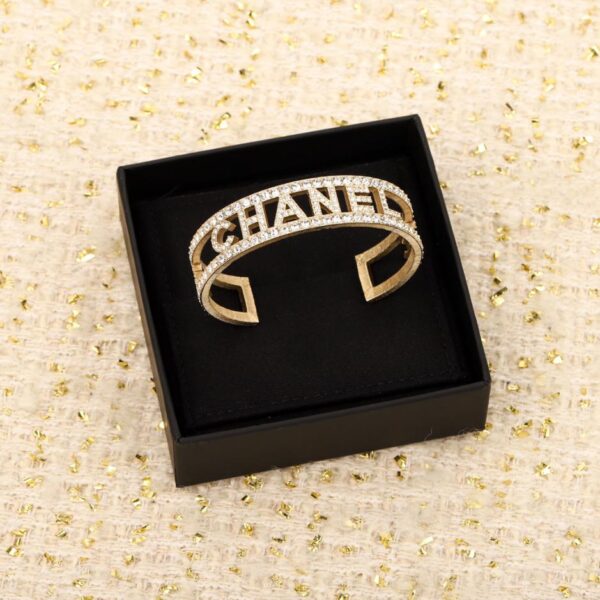 replica,repliche,fake,1:1,earrings,bracelet,ring,jewelry Bracciale aperto Chanel in oro con lettera piena di diamanti