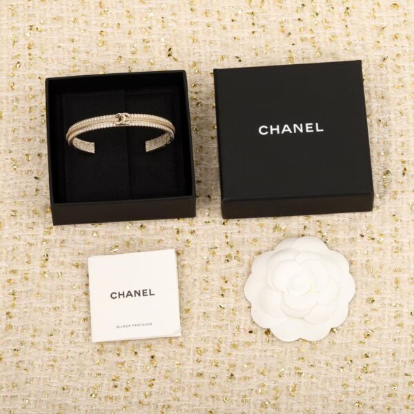 replica,repliche,fake,1:1,earrings,bracelet,ring,jewelry Bracciale aperto Chanel con doppia C intrecciata con strass intrecciati in oro goffrato