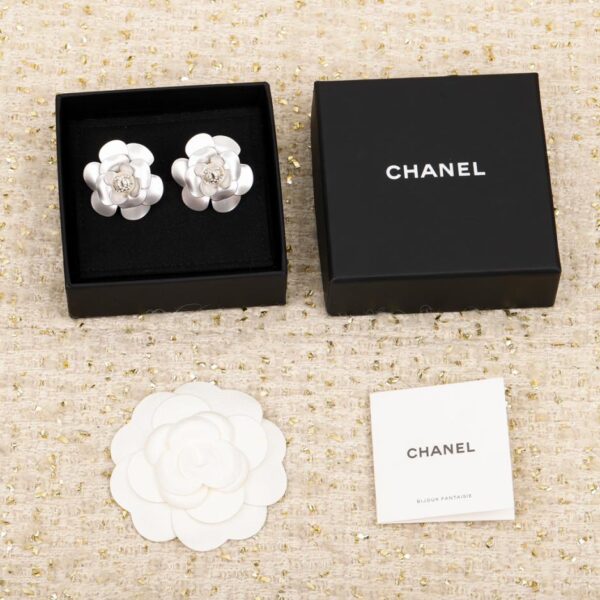 Orecchini Chanel con camelia bianca