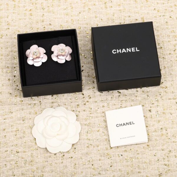 Orecchini Chanel con camelia rosa
