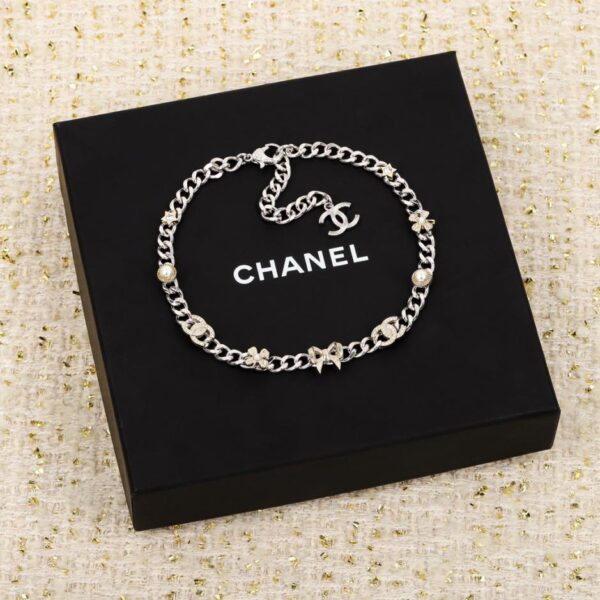 replica,repliche,fake,1:1,earrings,bracelet,ring,jewelry Collana Chanel con fiocco doppia c quadrifoglio