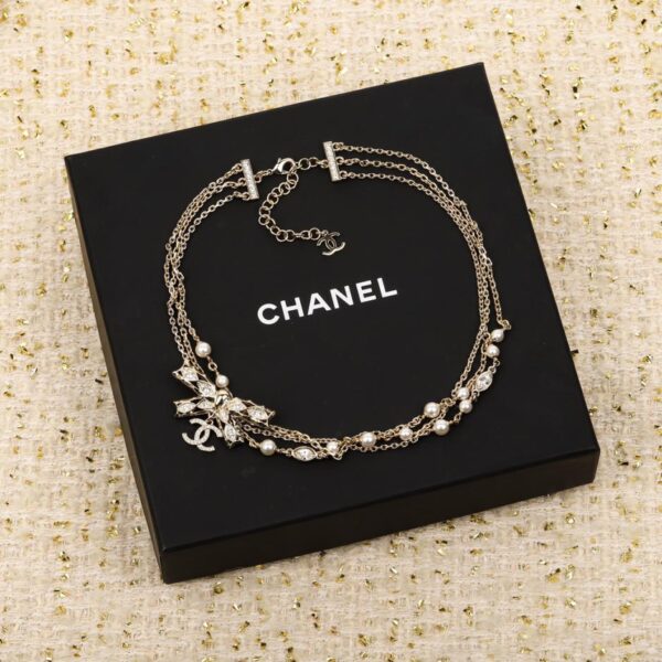 Collana di perle a tripla catena con girocollo Chanel