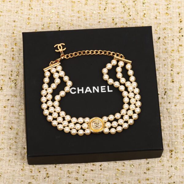 Collana di perle a doppia C con bottone Chanel