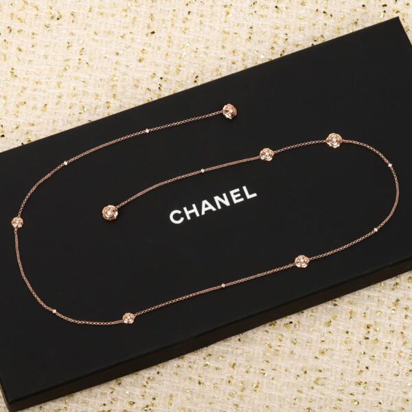 La collana Chanel Camelia può essere personalizzata con vero oro e diamanti