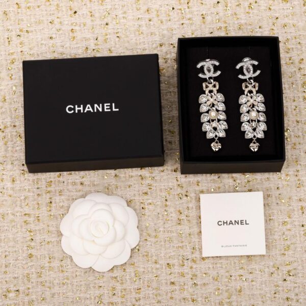 Clip per orecchie d'amore con fiocco pendente Chanel doppia C