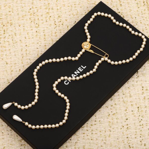 Catena per maglione con doppia C di perle Chanel