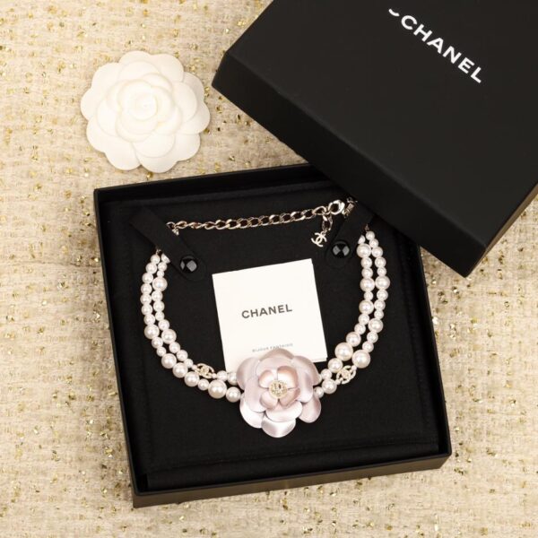 Collana girocollo Chanel con camelia rosa
