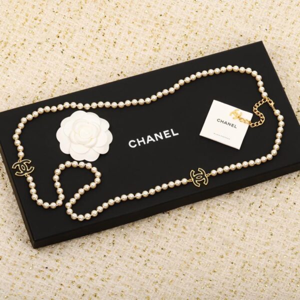 Maglione Chanel con catena a doppia C di perle
