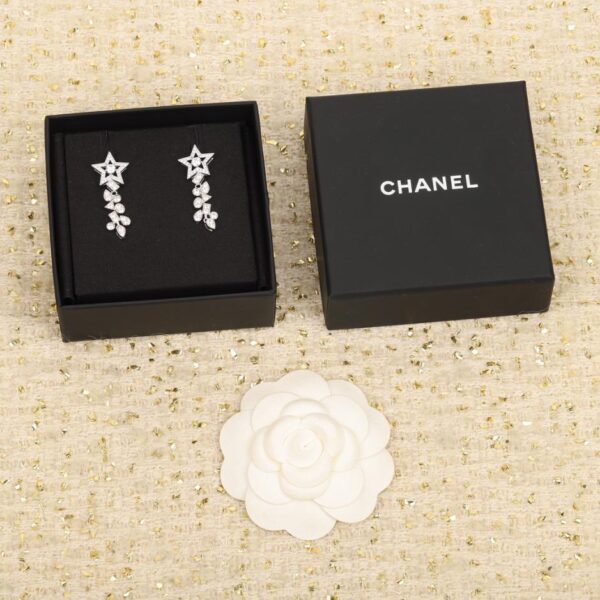 Gli orecchini Chanel con nappa a stella a cinque punte possono essere personalizzati in vero oro 18 carati e diamanti