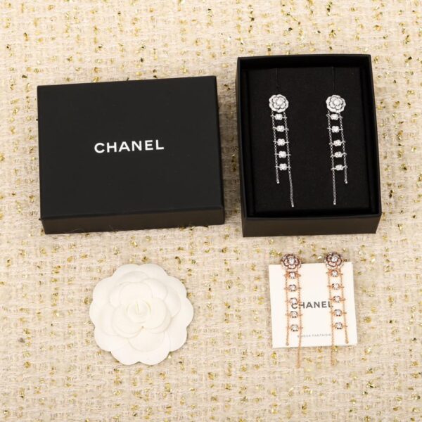 Gli orecchini Camelia Chanel possono essere personalizzati con vero oro e diamanti