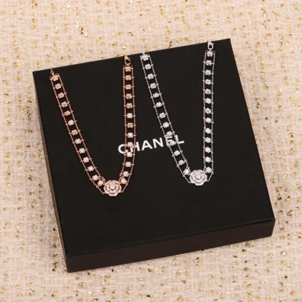 La collana Chanel Camelia può essere personalizzata con la collana BOUTON DE CAMéLIA in vero oro e diamanti