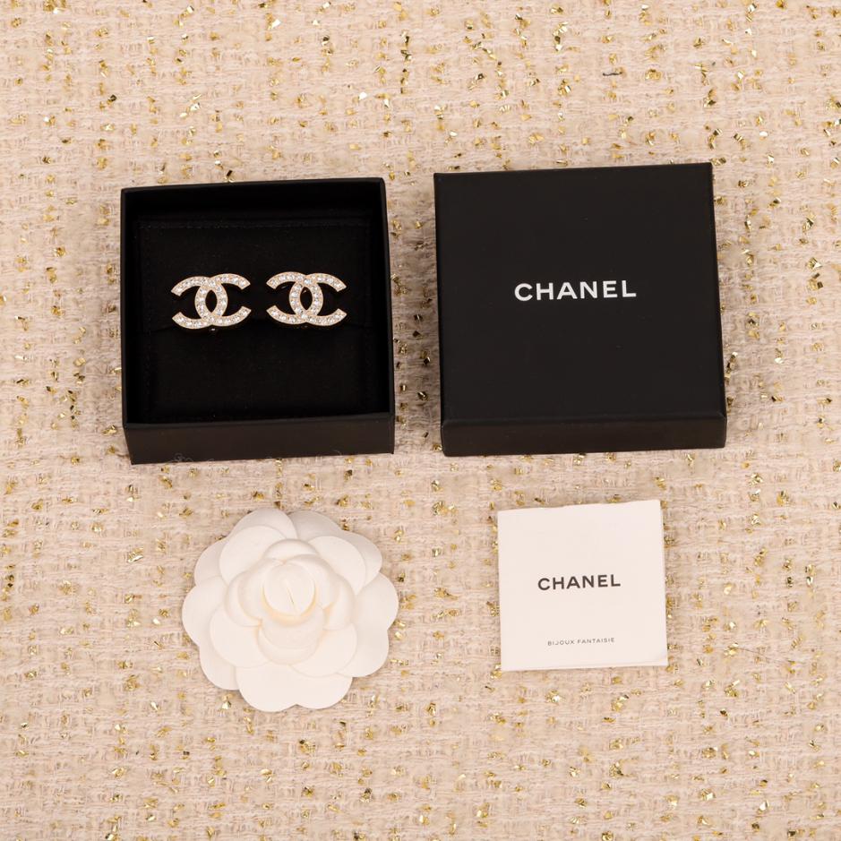replica,repliche,fake,1:1,earrings,bracelet,ring,jewelry Clip per orecchio Chanel a doppia C con diamanti pieni replica,repliche,fake,1:1,earrings,bracelet,ring,jewelry Clip per orecchio Chanel a doppia C con diamanti pieni