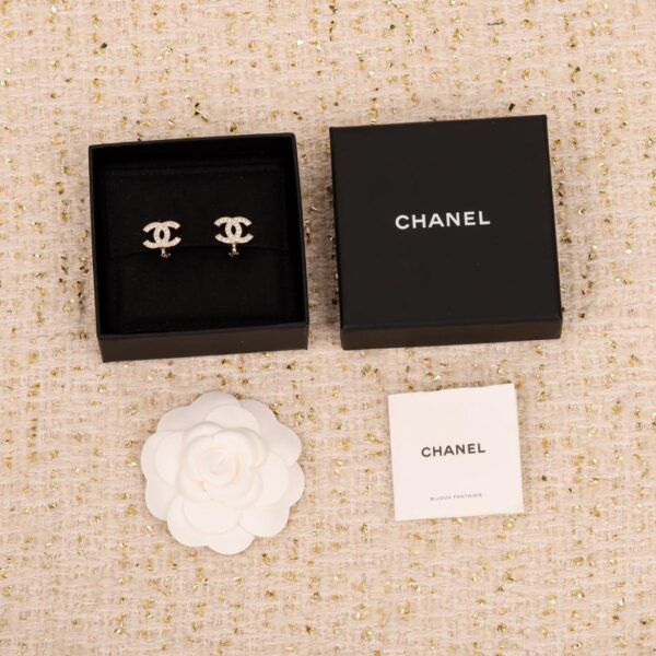 Clip per orecchio Chanel a doppia C con diamanti pieni