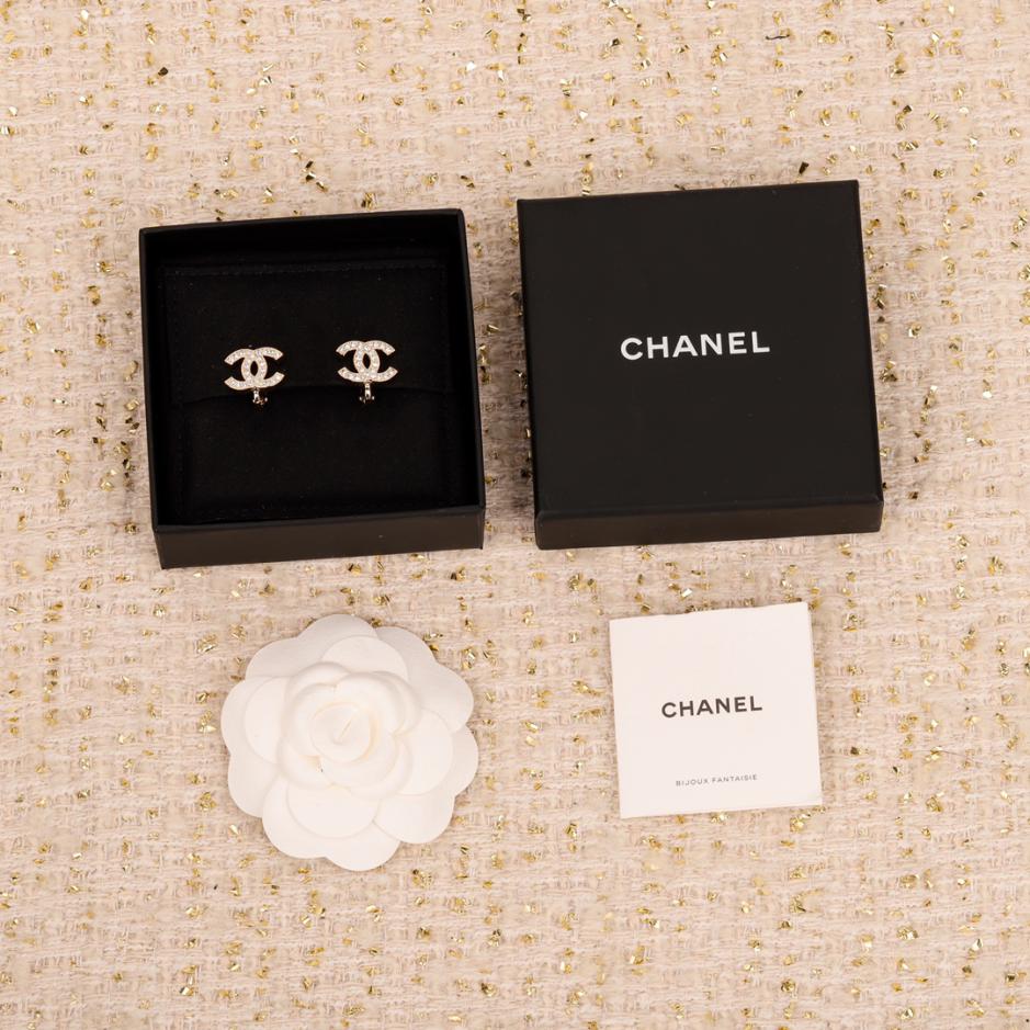 replica,repliche,fake,1:1,earrings,bracelet,ring,jewelry Clip per orecchio Chanel a doppia C con diamanti pieni replica,repliche,fake,1:1,earrings,bracelet,ring,jewelry Clip per orecchio Chanel a doppia C con diamanti pieni