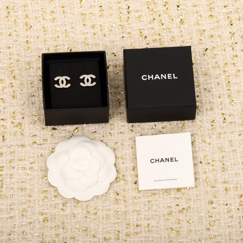 replica,repliche,fake,1:1,earrings,bracelet,ring,jewelry Orecchini a bottone Chanel con doppia C con diamanti pieni replica,repliche,fake,1:1,earrings,bracelet,ring,jewelry Orecchini a bottone Chanel con doppia C con diamanti pieni