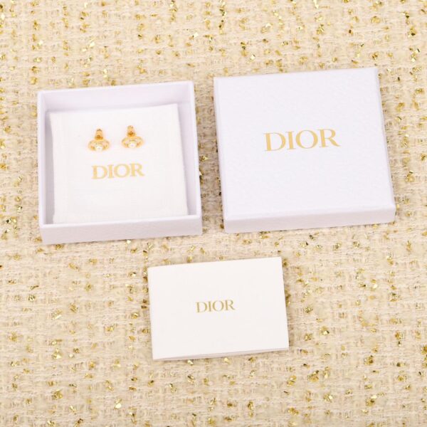 Gli ultimi orecchini di perle di Dior