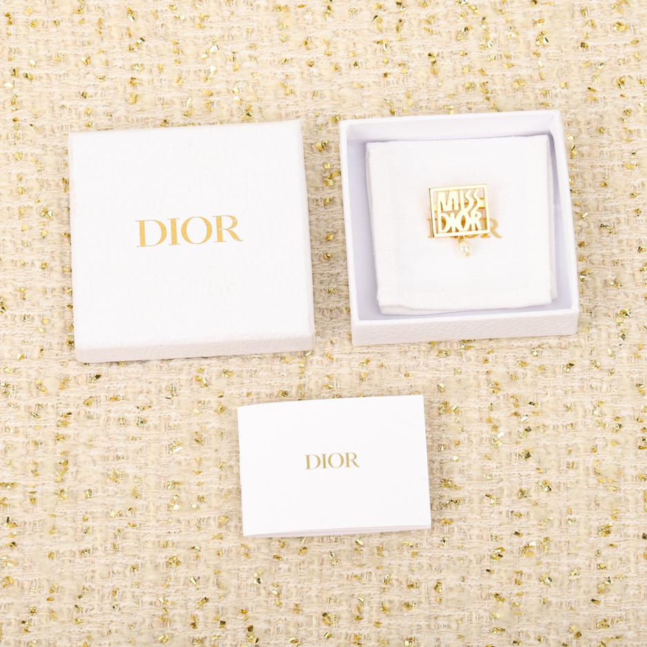 replica,repliche,fake,1:1,earrings,bracelet,ring,jewelry Spilla Dior con perline quadrate a lettera cava serie Miss D replica,repliche,fake,1:1,earrings,bracelet,ring,jewelry Spilla Dior con perline quadrate a lettera cava serie Miss D