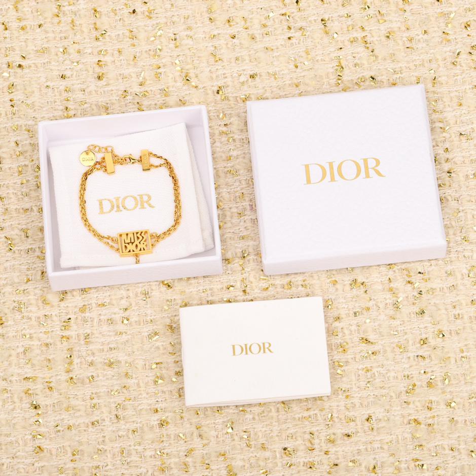 replica,repliche,fake,1:1,earrings,bracelet,ring,jewelry Bracciale Dior con perline quadrate a lettera cava serie Miss D replica,repliche,fake,1:1,earrings,bracelet,ring,jewelry Bracciale Dior con perline quadrate a lettera cava serie Miss D