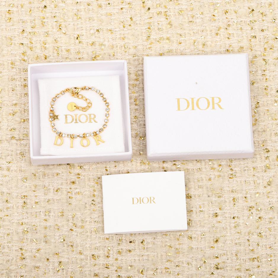replica,repliche,fake,1:1,earrings,bracelet,ring,jewelry Bracciale con lettera Dior in strass replica,repliche,fake,1:1,earrings,bracelet,ring,jewelry Bracciale con lettera Dior in strass