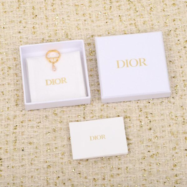Anello con perla a goccia con lettera Dior CD