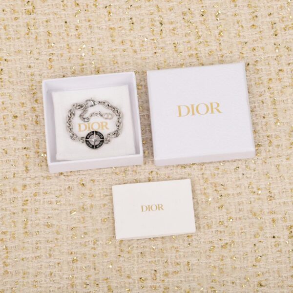 Bracciale dello stesso stile co-branded di Dior Stone Island con Jay Chou