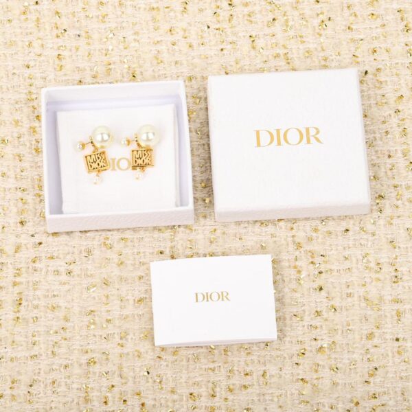 Orecchini Dior con perle quadrate a lettera cava serie Miss D