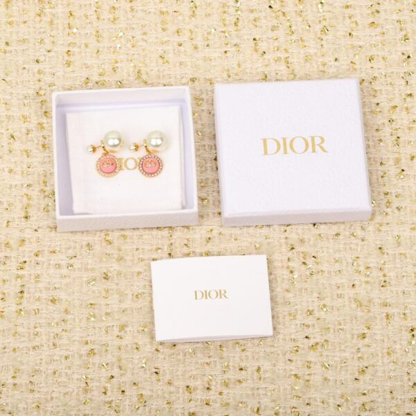 Orecchini di perle con lettera Dior