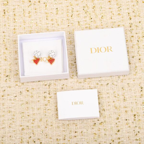 Orecchini Dior Chinese San Valentino in edizione limitata con lettera a forma di cuore rosso