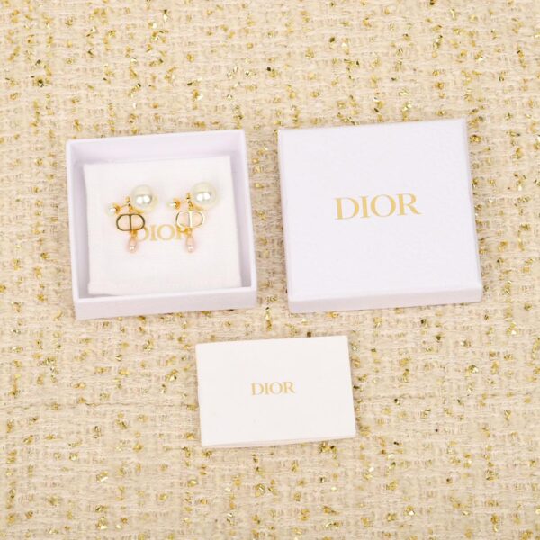 Orecchini con perle a goccia con lettera Dior CD
