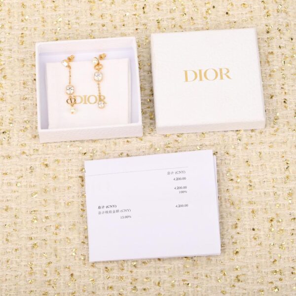 Nuovi orecchini con nappe Dior