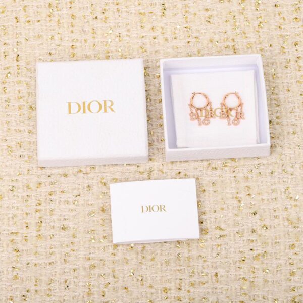 Nuovi orecchini con lettera Dior