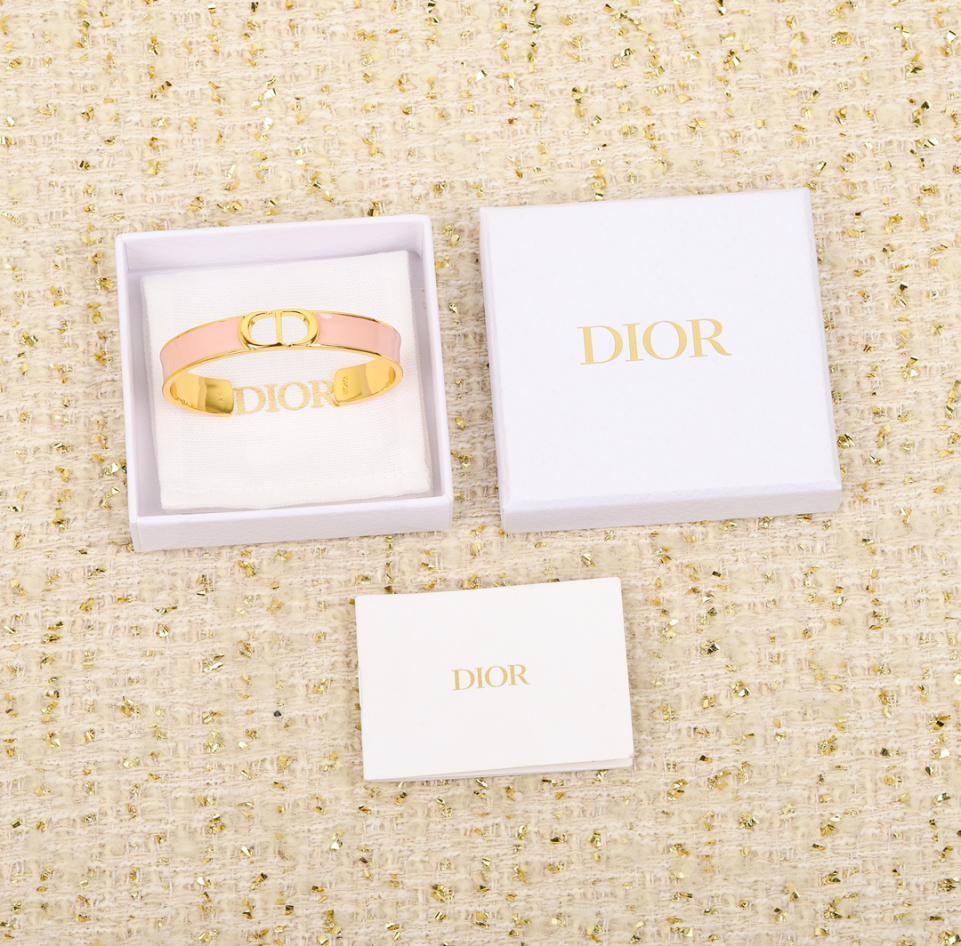 replica,repliche,fake,1:1,earrings,bracelet,ring,jewelry Bracciale aperto con scritta Dior replica,repliche,fake,1:1,earrings,bracelet,ring,jewelry Bracciale aperto con scritta Dior