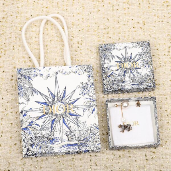 Orecchini asimmetrici Dior con fiore tigre e diamanti