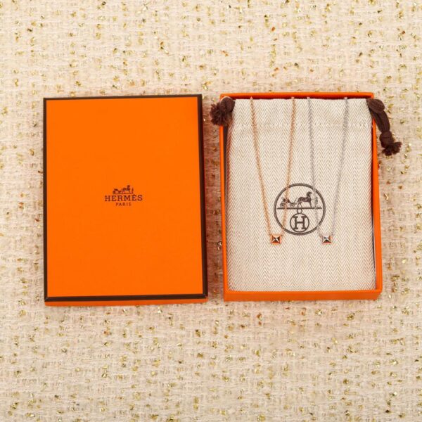 La collana Hermes Chaine d'Ancre Verso può essere personalizzata con vero oro e diamanti