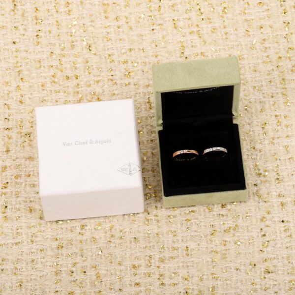 replica,repliche,fake,1:1,earrings,bracelet,ring,jewelry La fede nuziale Van Cleef & Arpels Toujours Signature Etoiles può essere personalizzata in vero oro 18 carati e diamanti