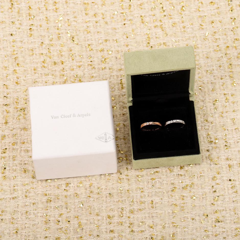 replica,repliche,fake,1:1,earrings,bracelet,ring,jewelry La fede nuziale Van Cleef & Arpels Toujours Signature Etoiles può essere personalizzata in vero oro 18 carati e diamanti replica,repliche,fake,1:1,earrings,bracelet,ring,jewelry La fede nuziale Van Cleef & Arpels Toujours Signature Etoiles può essere personalizzata in vero oro 18 carati e diamanti