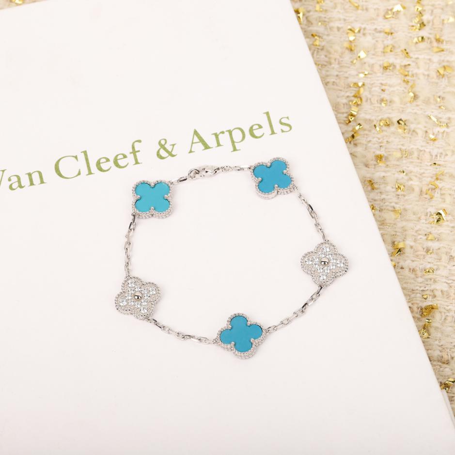 replica,repliche,fake,1:1,earrings,bracelet,ring,jewelry Bracciale Van Cleef & Arpels con cinque fiori di diamanti blu turchese Personalizzabile nella versione in vero oro 18 carati e diamanti replica,repliche,fake,1:1,earrings,bracelet,ring,jewelry Bracciale Van Cleef & Arpels con cinque fiori di diamanti blu turchese Personalizzabile nella versione in vero oro 18 carati e diamanti