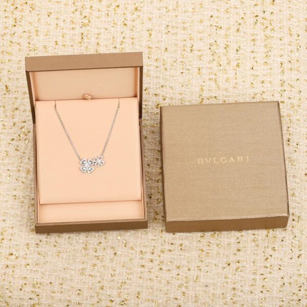 replica,repliche,fake,1:1,earrings,bracelet,ring,jewelry La serie Bvlgari Fiorever con petali pieni di diamanti può essere personalizzata nella versione in vero oro 18 carati e diamanti