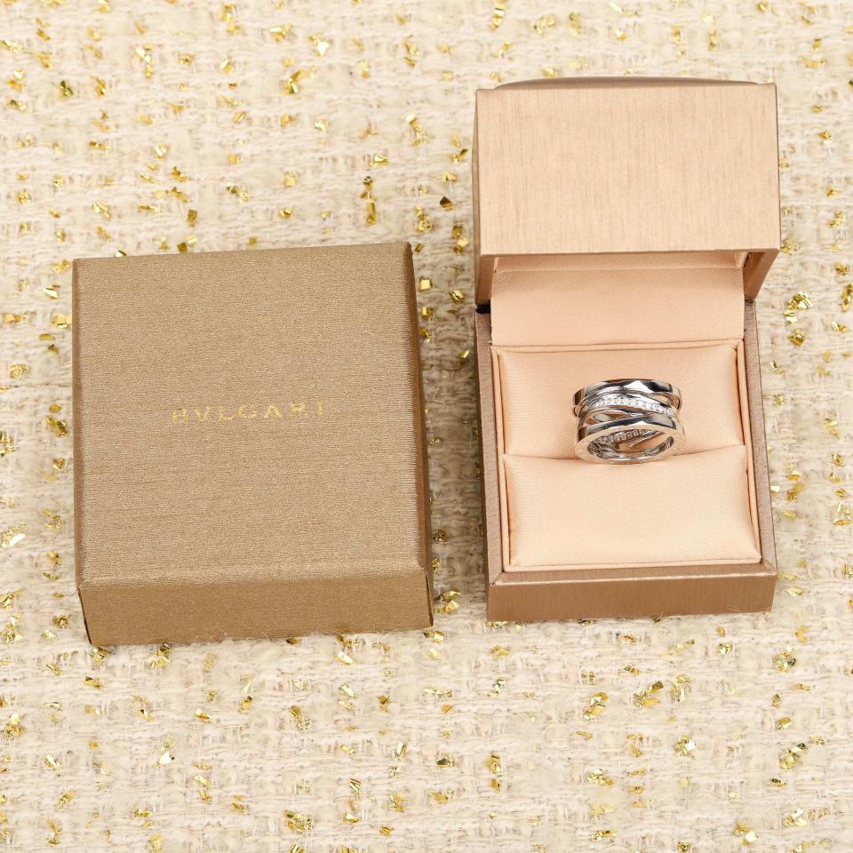 replica,repliche,fake,1:1,earrings,bracelet,ring,jewelry L’anello cavo Bvlgari versione larga con diamanti della serie B.zero1Rock può essere personalizzato con vero oro e diamanti replica,repliche,fake,1:1,earrings,bracelet,ring,jewelry L’anello cavo Bvlgari versione larga con diamanti della serie B.zero1Rock può essere personalizzato con vero oro e diamanti