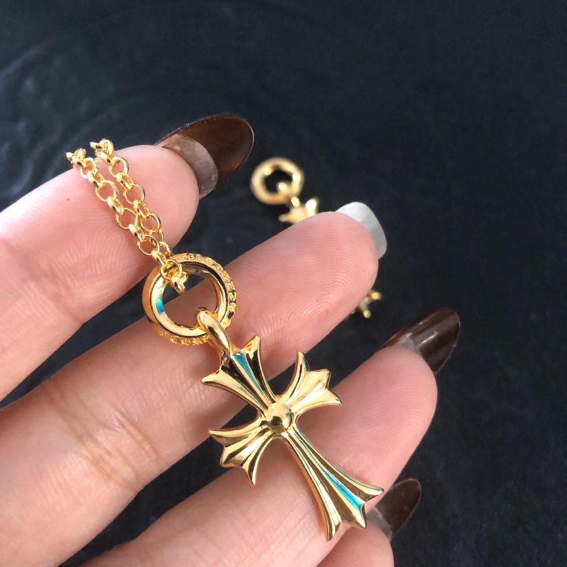 replica,repliche,fake,1:1,earrings,bracelet,ring,jewelry Collana con croce a cerchio in oro 22k con cuori cromati