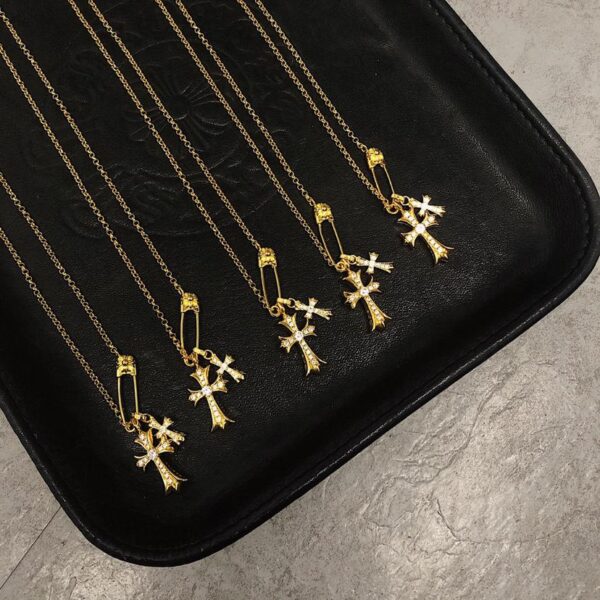 Collana con croce a forma di cuori cromati