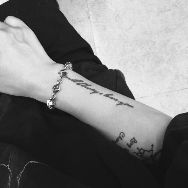 Bracciale con dadi e croce con cuori cromati