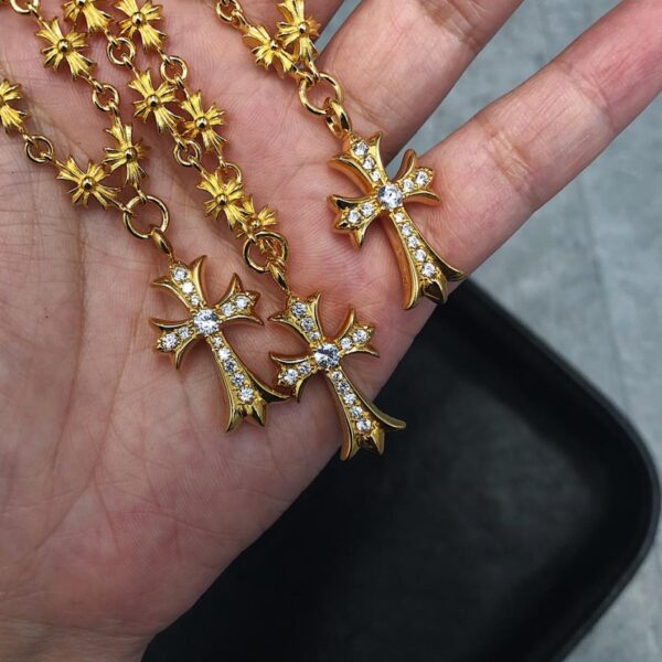 Collana con croce Sydney con cuori cromati